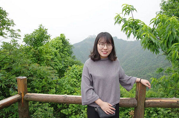 依斯倍環(huán)保財(cái)務(wù)部門(mén)的愛(ài)笑寶藏女孩