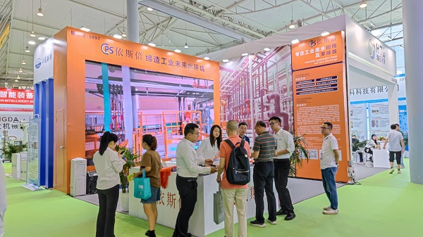 依斯倍環(huán)保展示了其最新的廢水回用及零排放處理技術(shù)，吸引眾多的觀眾駐足參觀。
