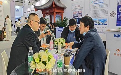 在中國(guó)國(guó)際環(huán)保展會(huì)上，依斯倍技術(shù)人員向客戶介紹工業(yè)廢水零排放技術(shù)