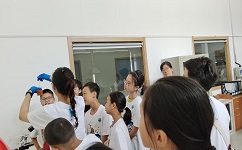 在依斯倍實驗室，孩子們觀看了污水變干凈的神奇化學(xué)實驗，親眼見證科學(xué)的魅力！