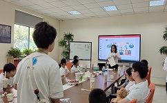 研學(xué)小隊又回到了會議室，爭先恐后的分享今天的活動心得
