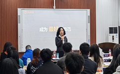 依斯倍班在重慶工商大學(xué)正式開課，依斯倍環(huán)保董事長常英發(fā)表主旨報(bào)告